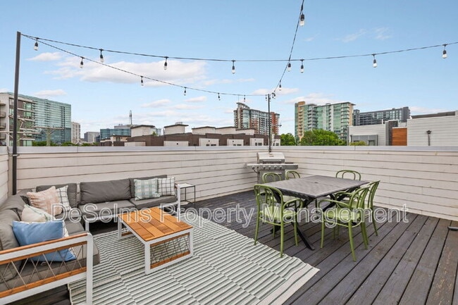 Building Photo - 807 13th Ave S