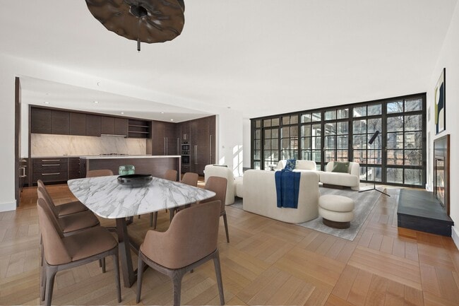 Photo - 500 W 21st St