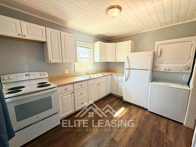 Photo - 2 Bedroom Home with Fenced Yard