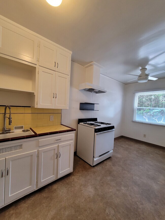 Kitchen dining - 3718 Ingraham St Apartments Unit 3718