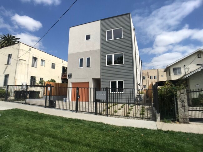 4271 1/2 Rosewood Ave.
