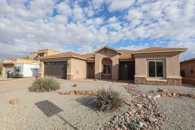 Building Photo - Beautiful 4 Bed 2 Bath - Dogs Allowed! Rental