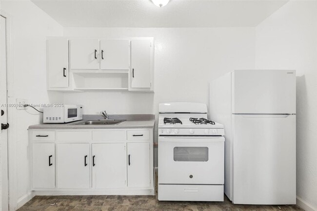 Photo - 126 SW 18th Ave Apartment Unit 5