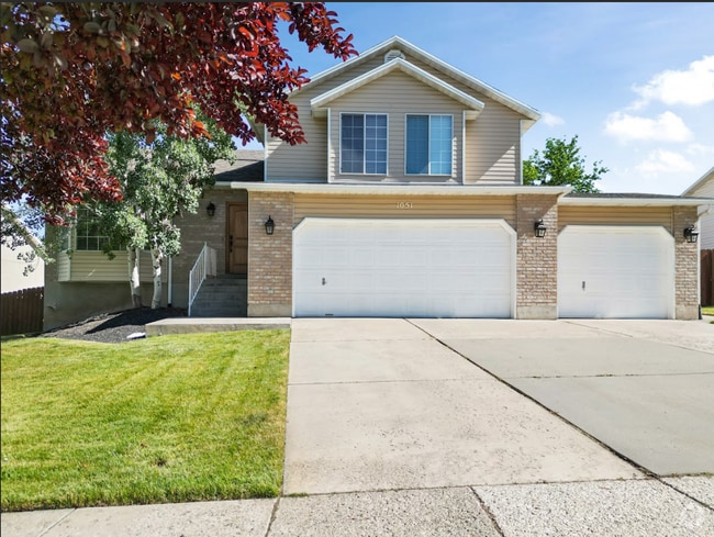 Building Photo - Modern 5 Bedroom Home with 3Car Garage in ...