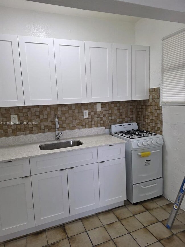Building Photo - 1844 Taft St Unit 1-5