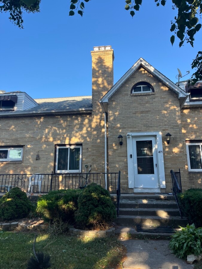Lower 1800 sq ft - 3 bedroom 1 bath with kitchen - dining room - living room. Rear spacious yard. Of - 471 S Ogden St Apartamentos Unidad Lowet