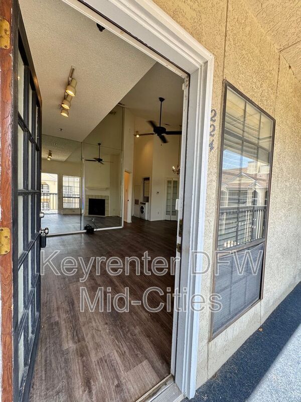 Building Photo - 4800 W Lovers Ln