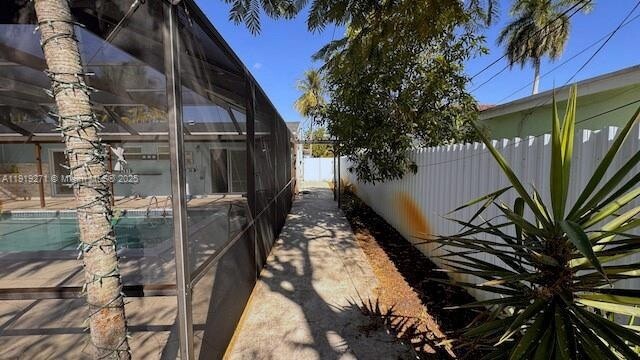 Photo - 6980 Scott St