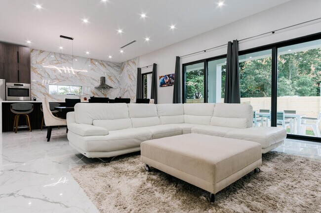Photo - 909 NW 4th Ave