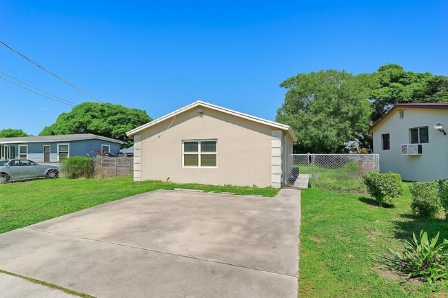 Building Photo - 1340 W 35th St