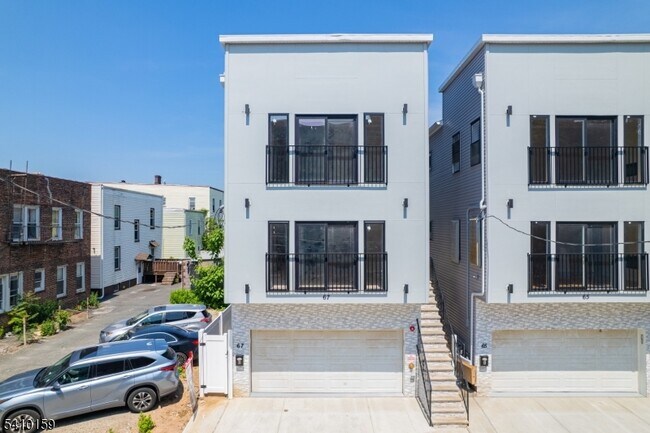 Building Photo - 67 Wainwright St Unit 1