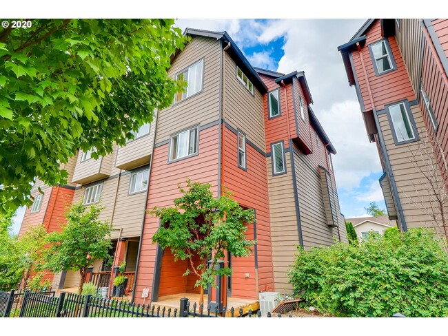 Building Photo - Fantastic Woodlawn Neighborhood Townhouse