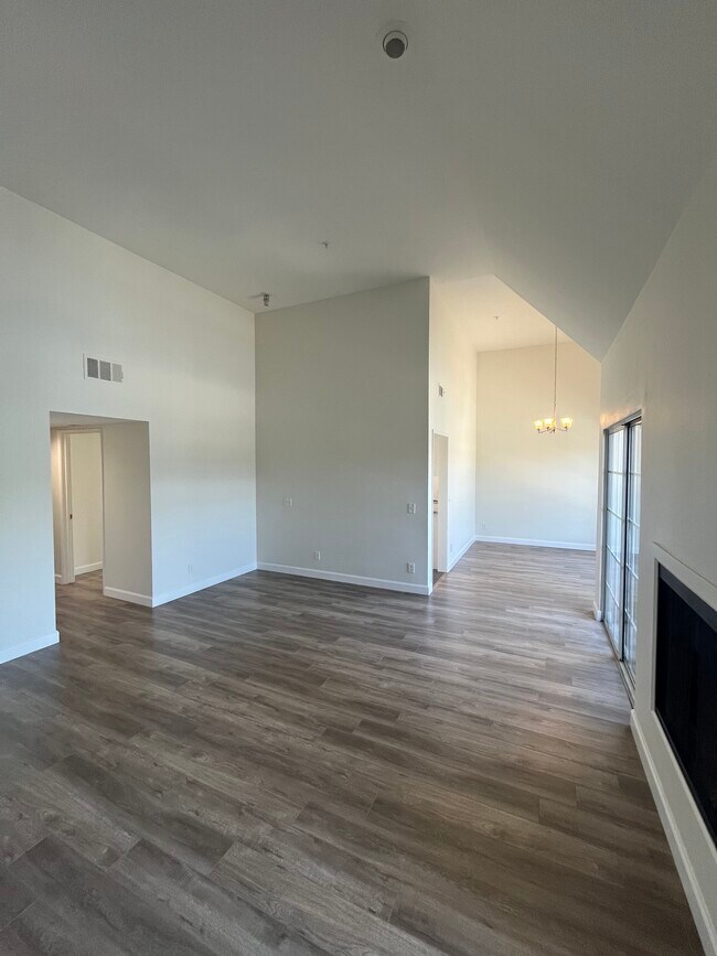 living room/dining room - 522 N Jackson St Condo Unit #306