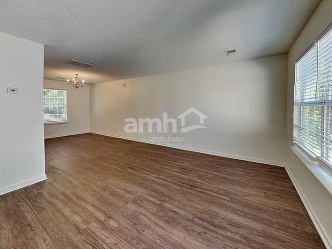 Photo - 505 Kingsman Ln