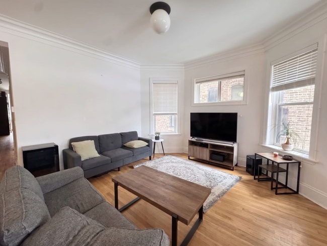 Building Photo - 834 W Waveland Ave Unit 1