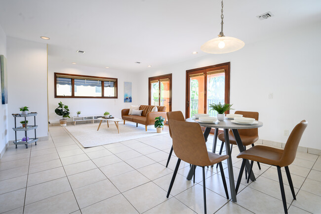 Living room/Dining area - 3109 NE 26th St Townhome