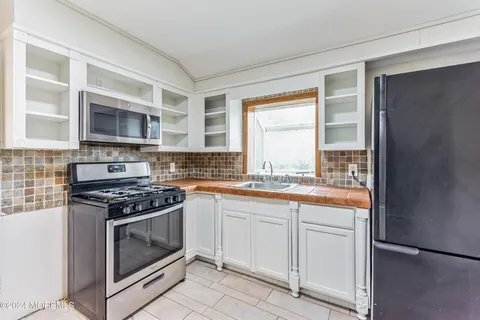 793 Bay Ave
