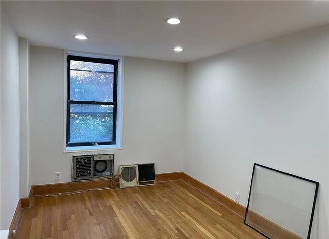 Photo - 35-20 Leverich St