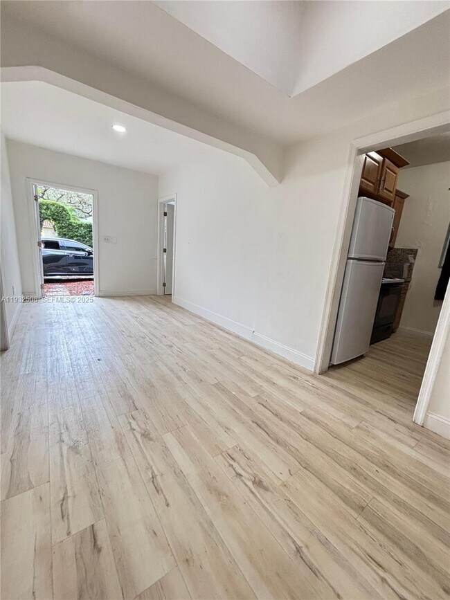 Building Photo - 3031 NW 15th St Unit 0