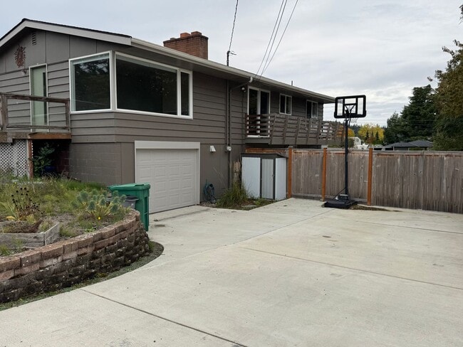 Photo - 3 Bed, 2 Bath, 2 Livingroom's with VIEW