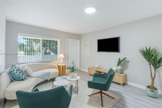 Building Photo - 500 SE 22nd St Unit 6