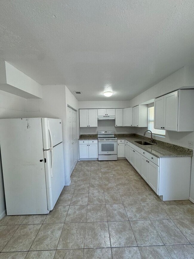 Photo - Roselle Ave Unidad 1128