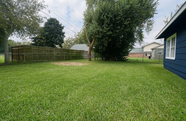 Photo - 502 Breezy Ln