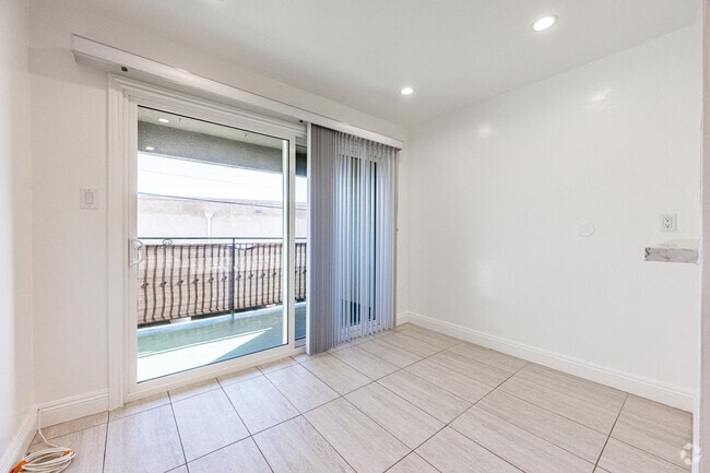 2BR, 1BA - 1,000SF - Dining Room