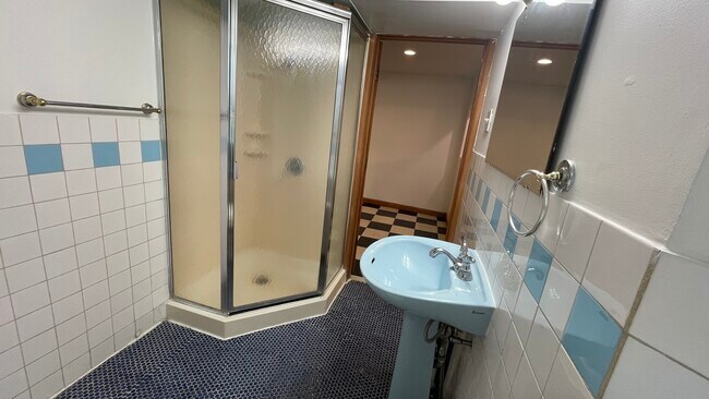 Bathroom - 425 S 46th St