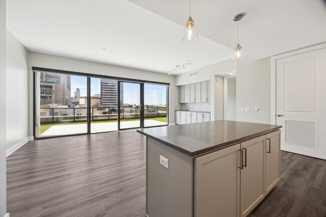 Building Photo - 9757 Katy Fwy Unit 321