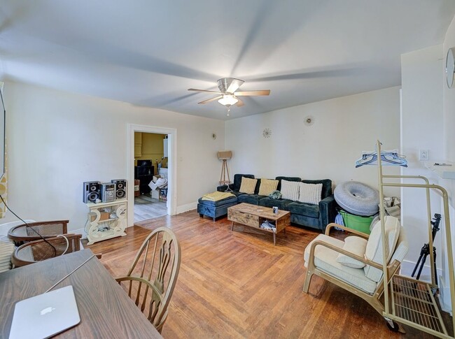 8 Trenton Ave Unit 2