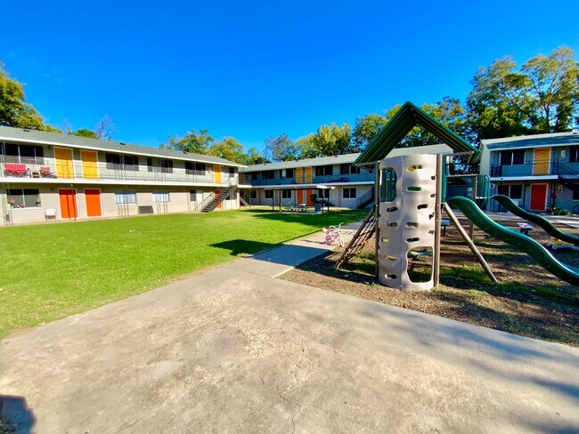 Photo - Spacious 2 Bedroom / 1 Bathroom Apartment ... Unit 31