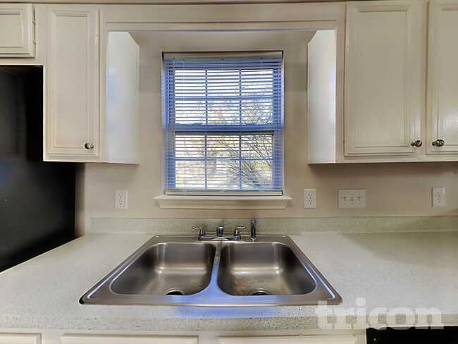 Photo - 1606 Oak Knoll Ln