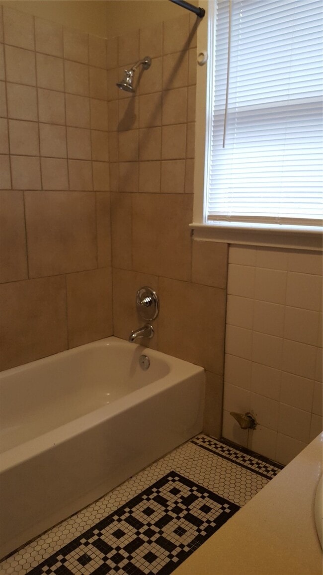 Photo - 5011 Lindsay St