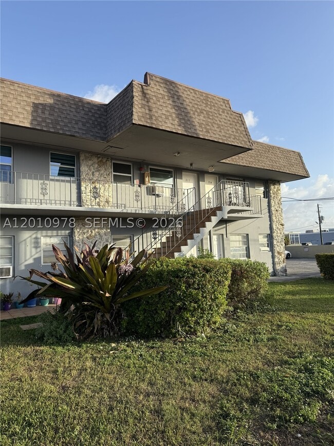 Building Photo - 9375 SW 40th St Unit 213