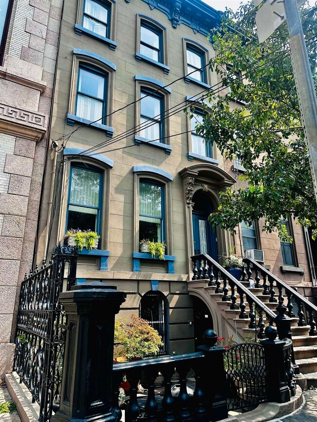 Building Photo - 282 Montgomery St Unit 1 Rental