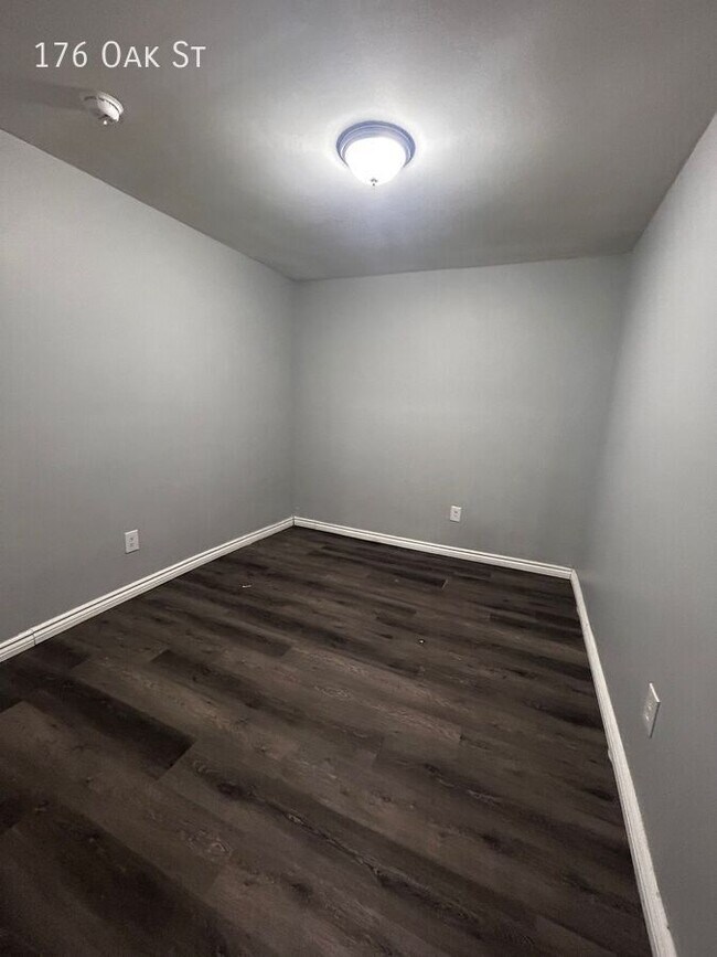 Photo - 176 Oak St