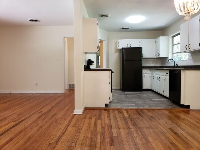 Photo - Charming 4 bedroom home for rent close to hospitals with wood floors. Available early August 2026...