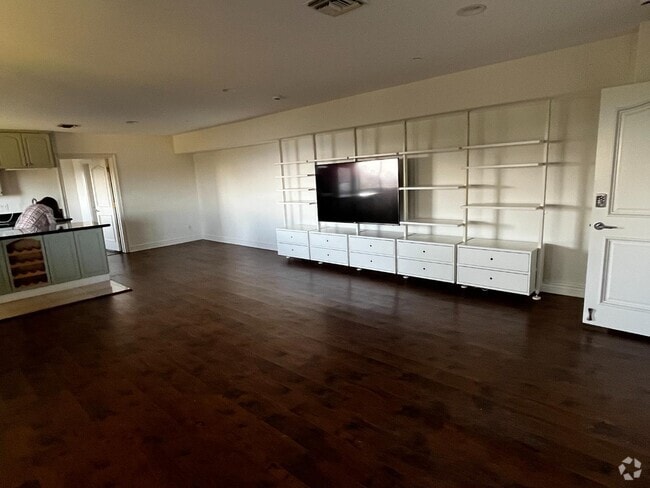 Building Photo - 2514 Roscomare Rd Rental