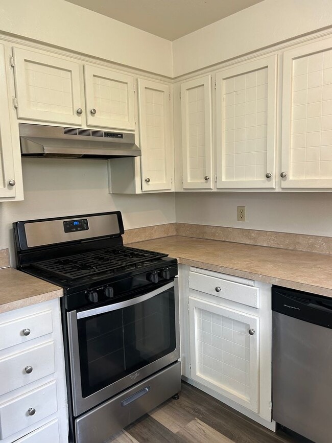 Photo - 2 Bedroom Condo For Rent - 3 Month Lease