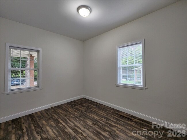 Photo - 1421 Oakshade Ave