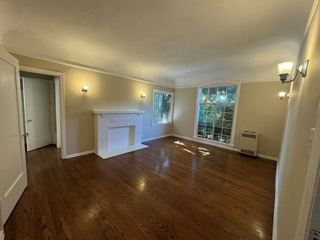 Photo - 158-162 S Commonwealth Ave