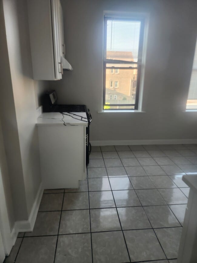 Kitchen - 2326 S Homan Ave Unit 2R