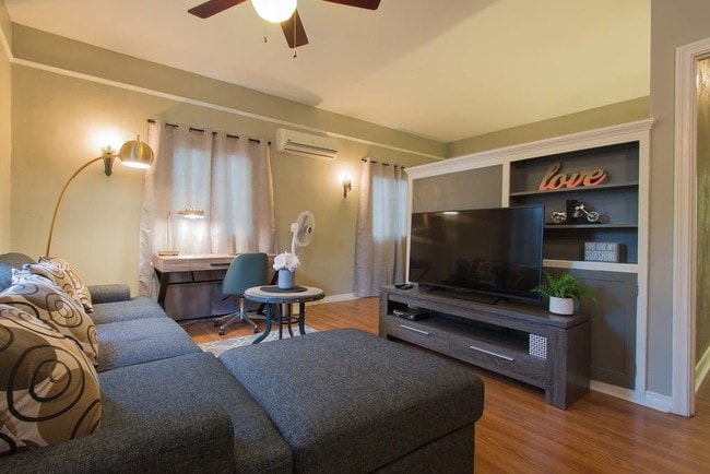 Living Room - 83 W Glenarm St Unit 83