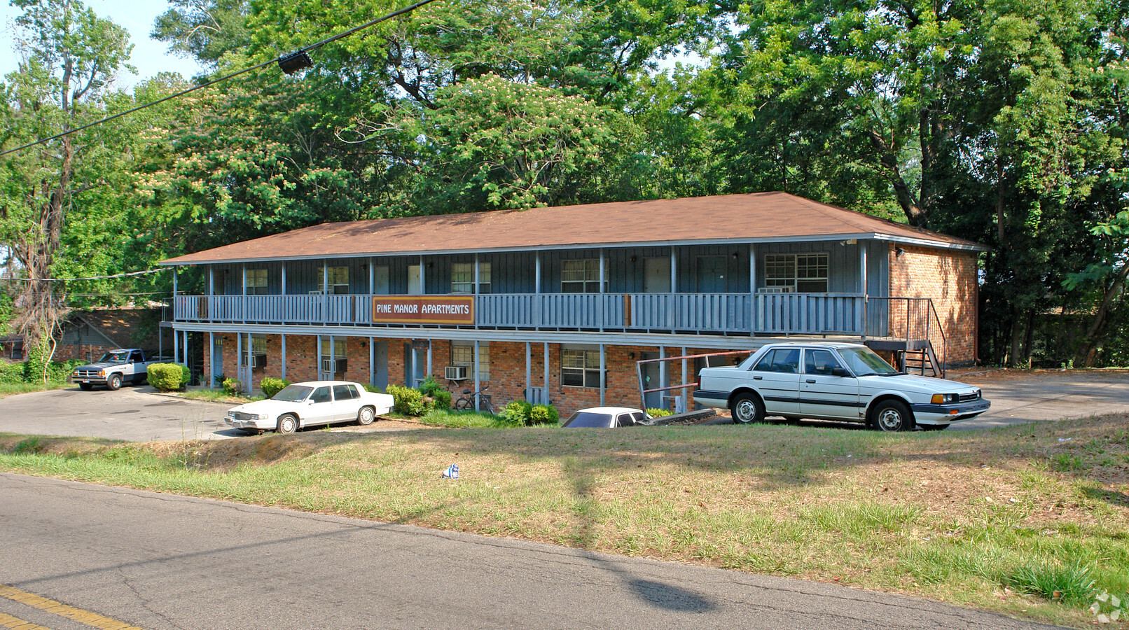 Pine Manor Apartments - Pine Manor Apartments