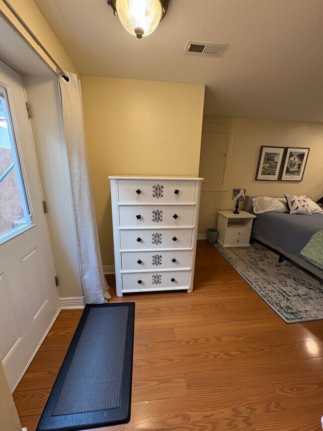 Entry - 11666 Osceola St Unidad Basement apartment