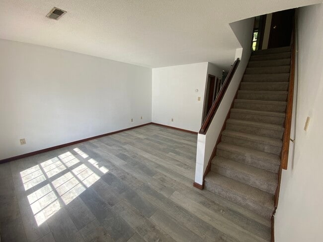 Great living room space - 114 Colonial Ct Apartments Unit 114