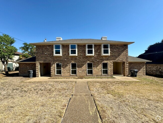 Building Photo - Townhome