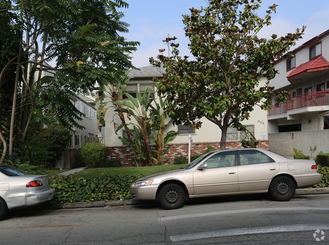 935 N Louise St Apartments