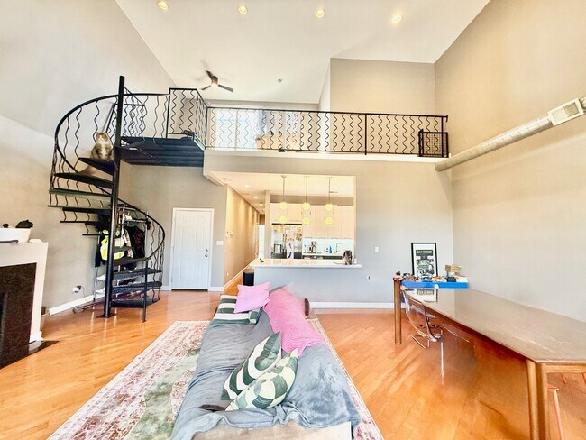 Photo - Stunning 2 Bed 2 Bath Plus Lofted Den in the Wicker Park area Unit 4